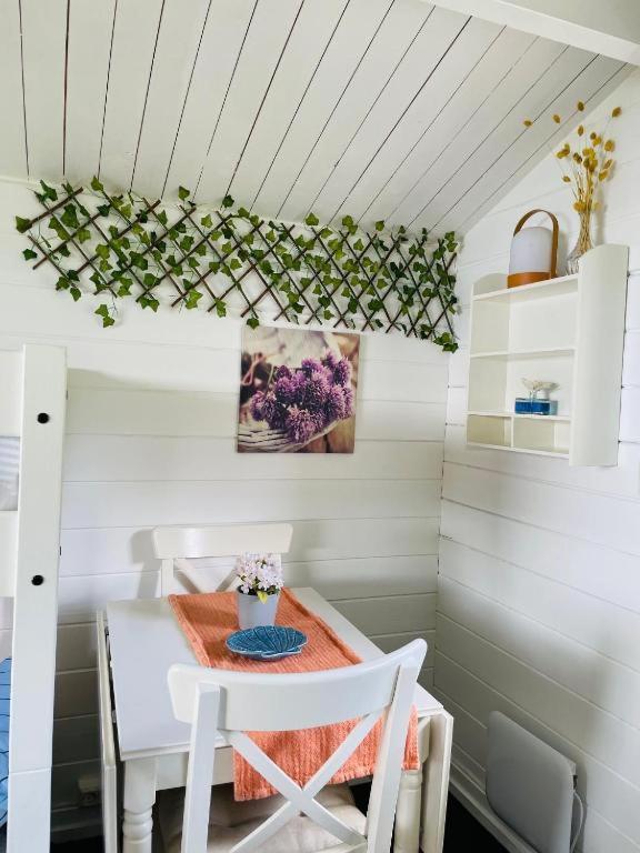 Nice Apartment With1 Bedroom Separate Living Room With A Sofa Bed And A Tiny Kitchen A Bathroom Located In Nordstrand Near By The Sea For 3 Guests With A Garden And Grill 5 Extra Guests With Extra Cost In The Cabin With Sea View Just Outside The Apar オスロ エクステリア 写真